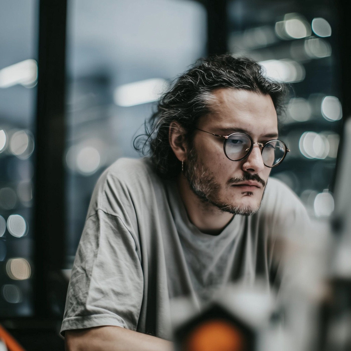 Un desarrollador de BUZZ trabajando